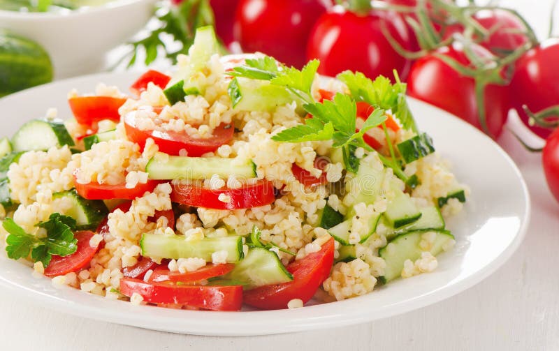 Gezonde plantaardige salade op een witte plaat royalty-vrije stock afbeeldingen Gezonde plantaardige salade op een witte plaat royalty-vrije stock afbeeldingen