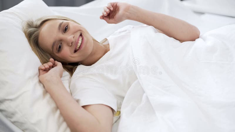 Gezonde slaap op orthopedische matras, gelukkige tienerontwaken met glimlach stock afbeeldingen Gezonde slaap op orthopedische matras, gelukkige tienerontwaken met glimlach stock afbeeldingen