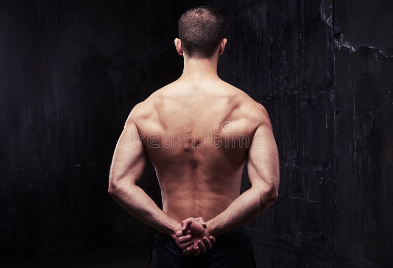 Gezonde Sterke Jonge Bodybuilder Die Zijn Spierrug Aantonen Stock