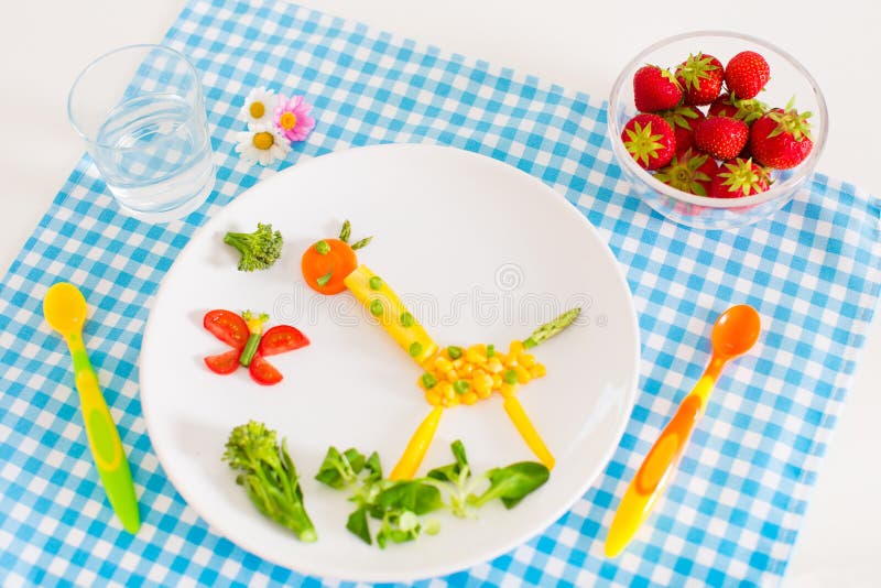 Gezonde vegetarische lunch voor jonge geitjes stock afbeeldingen Gezonde vegetarische lunch voor jonge geitjes stock afbeeldingen