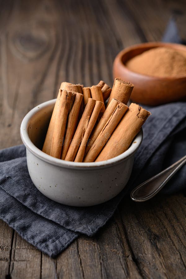 Gezonde voedingsconditie met geneeskrachtige eigenschappen, echte Ceylon Cinnamon sticks en poeder in een kom royalty-vrije stock foto Gezonde voedingsconditie met geneeskrachtige eigenschappen, echte Ceylon Cinnamon sticks en poeder in een kom royalty-vrije stock foto