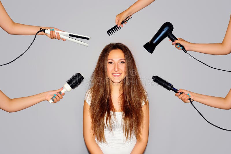 Gezondheid en schoonheid Jonge vrouw die een schoonheid en een haarstijl in dezelfde tijd die met handen krijgen de verschillende stock foto Gezondheid en schoonheid Jonge vrouw die een schoonheid en een haarstijl in dezelfde tijd die met handen krijgen de verschillende stock foto