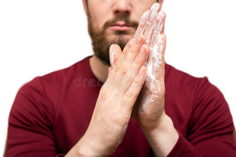 Gezondheidsschoonheid en huidverzorgingsconcept Kleding van een jonge man met baard of shampoo op zijn hand voor het wassen van b royalty-vrije stock afbeeldingen Gezondheidsschoonheid en huidverzorgingsconcept Kleding van een jonge man met baard of shampoo op zijn hand voor het wassen van b royalty-vrije stock afbeeldingen