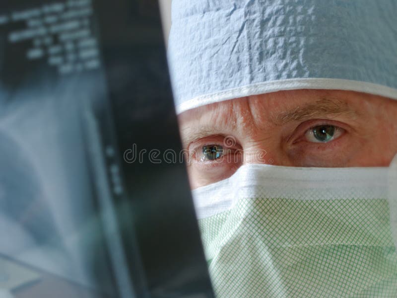 Gezondheidszorgspecialist Physician Surgeon Intensely stock afbeeldingen Gezondheidszorgspecialist Physician Surgeon Intensely stock afbeeldingen