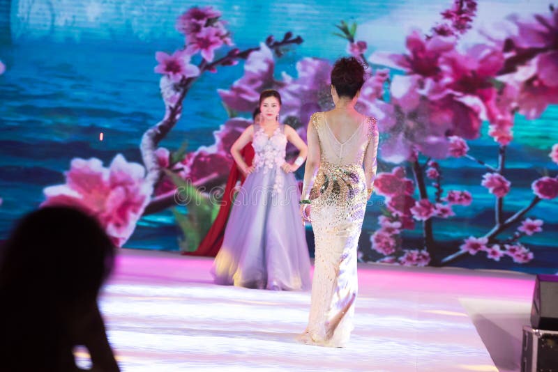 Geänderte Kleid-weibliche cheongsam Show lizenzfreie stockfotos Geänderte Kleid-weibliche cheongsam Show lizenzfreie stockfotos