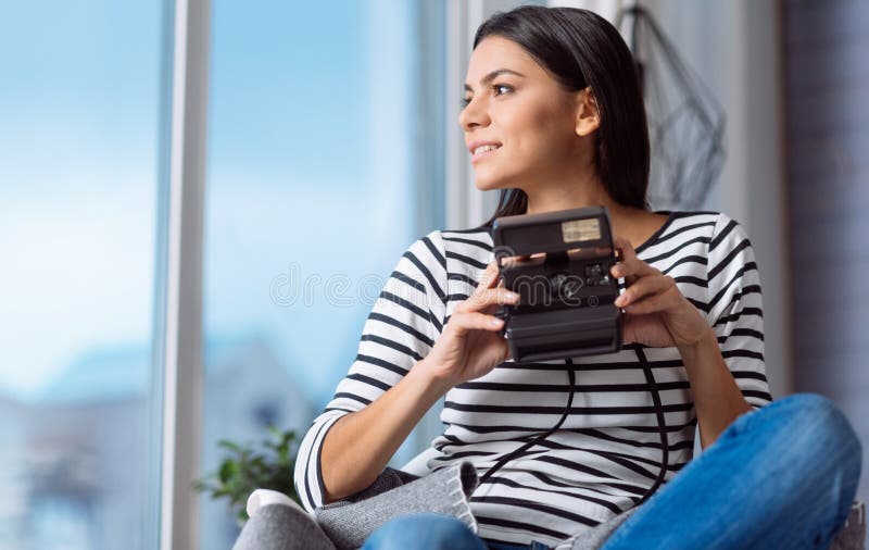 Geïnspireerde vrouw die de camera thuis houden stock afbeeldingen