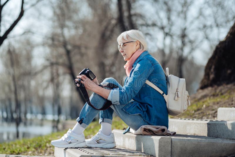 Geïnspireerde vrouw die haar camera houden stock afbeelding
