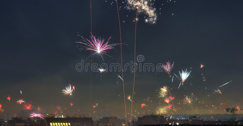 Geïsoleerd gelukkig nieuw jaarvuurwerk over de daken van Wenen in Oostenrijk stock foto Geïsoleerd gelukkig nieuw jaarvuurwerk over de daken van Wenen in Oostenrijk stock foto