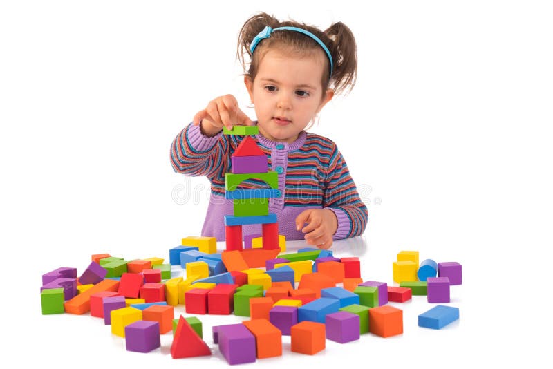 Geïsoleerd Montessoriconcept met leuk meisje die houten kubussen spelen royalty-vrije stock foto's Geïsoleerd Montessoriconcept met leuk meisje die houten kubussen spelen royalty-vrije stock foto's