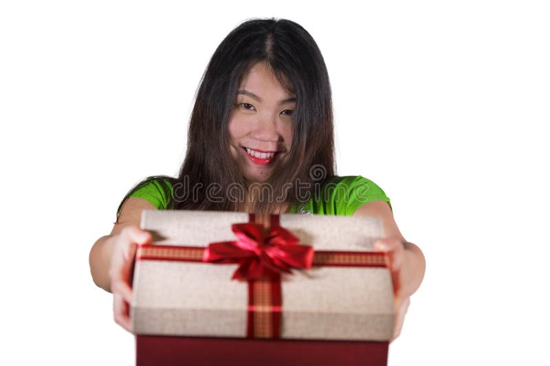 Geïsoleerd wit portret als achtergrond van jonge gelukkige en mooie Aziatische Chinese vrouw die giftdoos tonen die of een birthd stock foto Geïsoleerd wit portret als achtergrond van jonge gelukkige en mooie Aziatische Chinese vrouw die giftdoos tonen die of een birthd stock foto