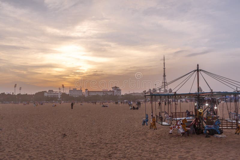 Geïsoleerde houten paardrit swinger voor jonge geitjes tijdens zonsondergang, donkere wolken op de achtergrond, Jachthavenstrand, royalty-vrije stock foto Geïsoleerde houten paardrit swinger voor jonge geitjes tijdens zonsondergang, donkere wolken op de achtergrond, Jachthavenstrand, royalty-vrije stock foto