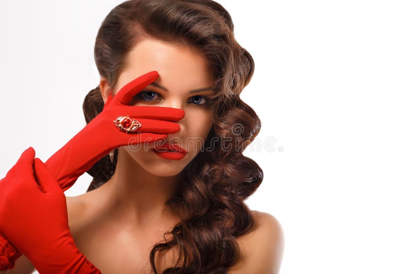 Geïsoleerde Schoonheidsmanier Betoverend Modelgirl portrait Uitstekende Stijl Geheimzinnige Vrouw die Rode Glamourhandschoenen dr stock foto Geïsoleerde Schoonheidsmanier Betoverend Modelgirl portrait Uitstekende Stijl Geheimzinnige Vrouw die Rode Glamourhandschoenen dr stock foto