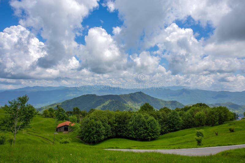 Geïsoleerde weg in het platteland in de lentetijd rond Genoa Genova-provincie, Italië royalty-vrije stock afbeeldingen Geïsoleerde weg in het platteland in de lentetijd rond Genoa Genova-provincie, Italië royalty-vrije stock afbeeldingen