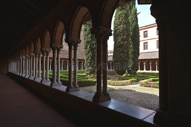 GGallery&cloister w kościele jacobins zbudowany w 13061309 r. z kolumnami w szarych marmurach i stolicach z rzeźbami roślin obraz stock