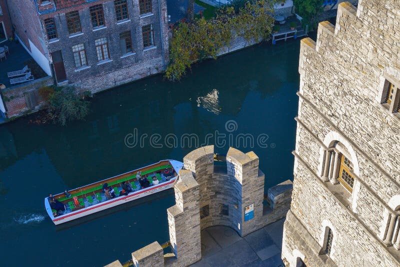GHENT, BÉLGICA - 5 de dezembro de 2016 - vista da parte superior do castelo medieval de Gravensteen em Ghent, Bélgica imagem de stock GHENT, BÉLGICA - 5 de dezembro de 2016 - vista da parte superior do castelo medieval de Gravensteen em Ghent, Bélgica imagem de stock