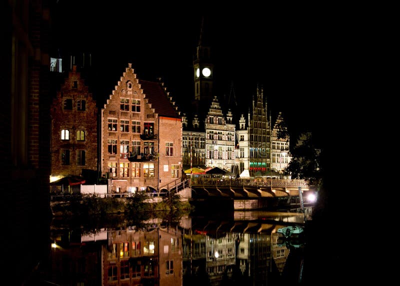 Noční Panorama starého Města Ghent, v Belgii.