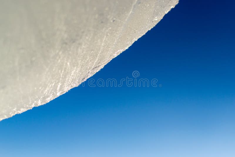 Ghiaccio Crystal Block e cielo blu immagine stock Ghiaccio Crystal Block e cielo blu immagine stock