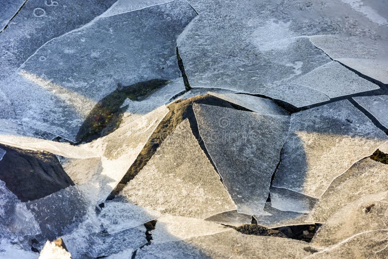 Ghiaccio fendentesi della roccia, isole di Lofoten, Norvegia