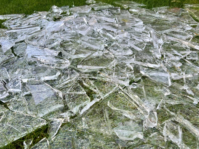 Ghiaccio rotto. Una grande pila di ghiaccio frantumato sull'erba