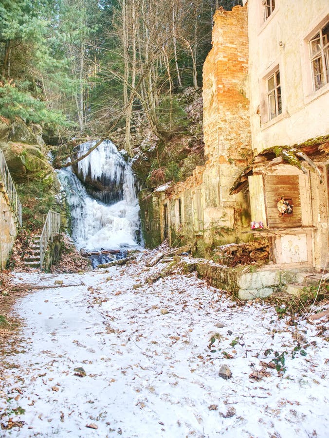 Ghiaccioli in cascata congelata Snowy e pietre e massi ghiacciati con le gocce fotografie stock Ghiaccioli in cascata congelata Snowy e pietre e massi ghiacciati con le gocce fotografie stock