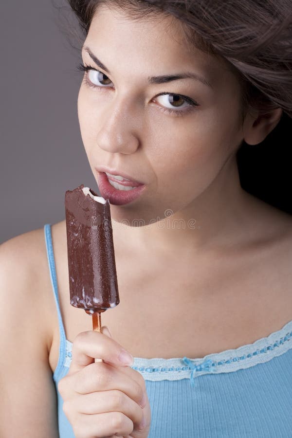 Ghiaccioli castana sexy del cioccolato di cibo fotografia stock libera da diritti Ghiaccioli castana sexy del cioccolato di cibo fotografia stock libera da diritti