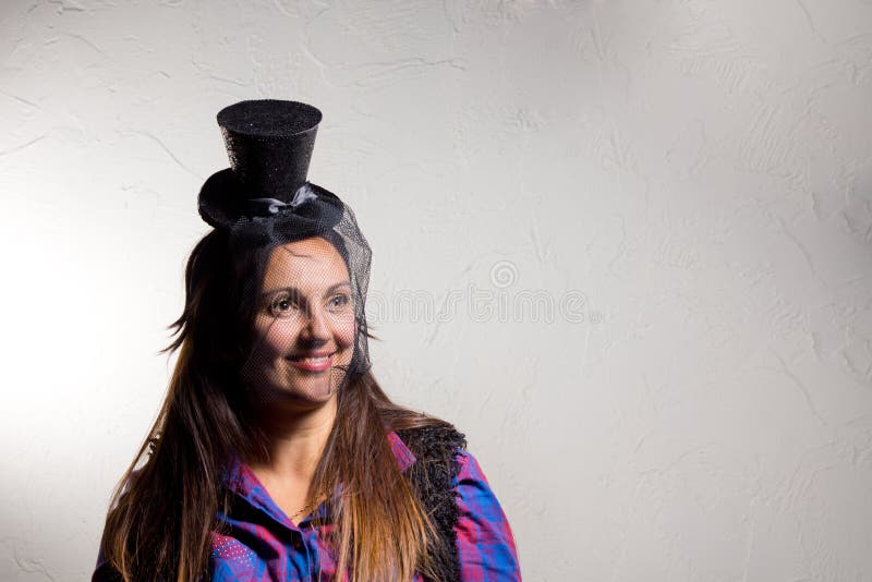 Ghignare donna che porta un cilindro del partito fotografia stock libera da diritti Ghignare donna che porta un cilindro del partito fotografia stock libera da diritti
