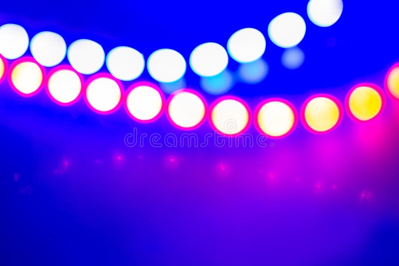 Ghirlande al neon blu porpora delle luci e delle riflessioni del bokeh Fondo astratto festivo dei colori 80s immagine stock libera da diritti Ghirlande al neon blu porpora delle luci e delle riflessioni del bokeh Fondo astratto festivo dei colori 80s immagine stock libera da diritti