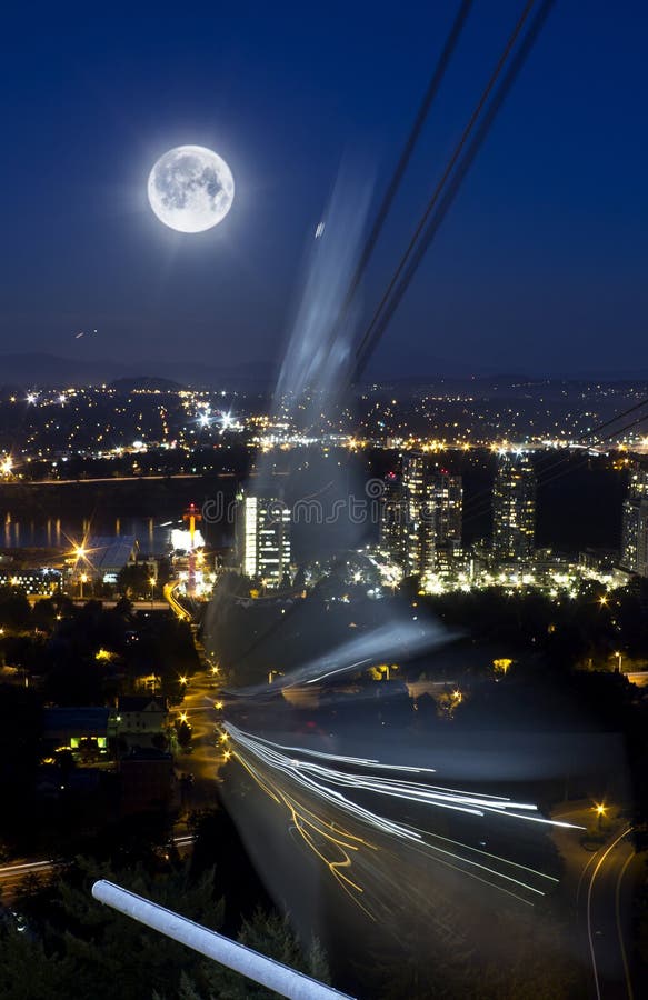 Il fantasma della Presagire, Oregon tram volare giù per la città di notte sotto la luna piena.