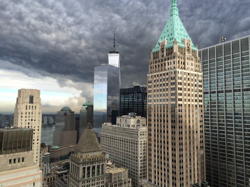 Ghostbuster Cllouds över finansiellt område av New York City royaltyfri foto Ghostbuster Cllouds över finansiellt område av New York City royaltyfri foto