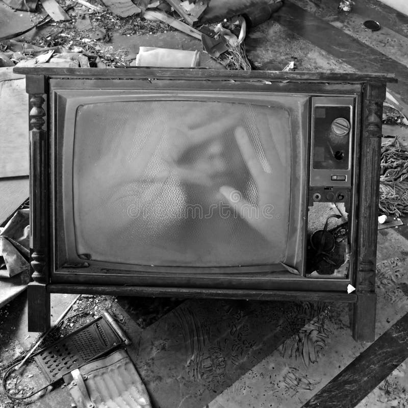 Strašidelný obrázek se objeví na blikání obrazovky starého televizoru.