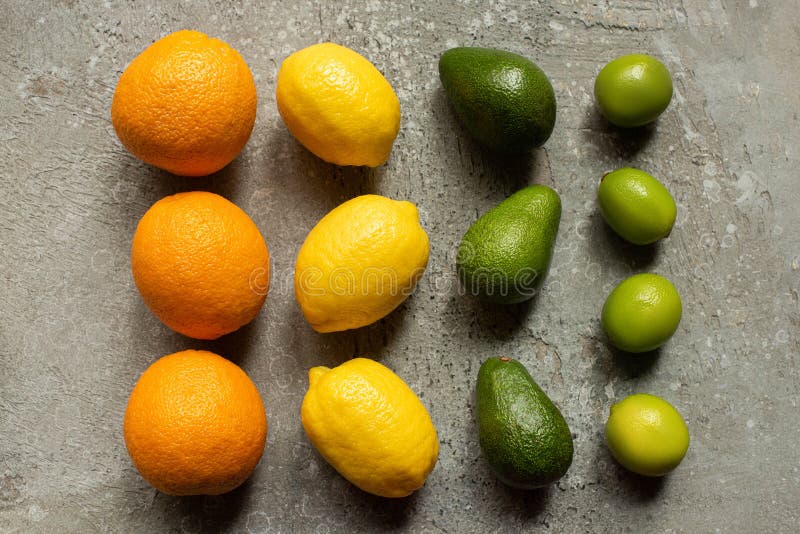 Giacere con arance colorate con calce avocado immagini stock libere da diritti