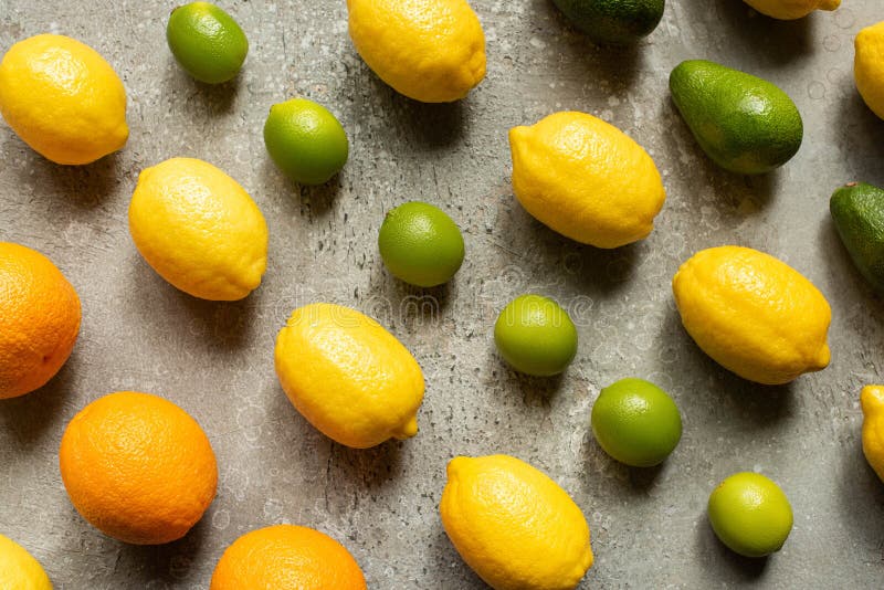 Giacere con calce colorate o arance avocado immagine stock libera da diritti