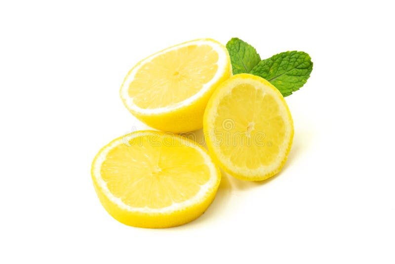 Giallo di limone di frutta con foglia di menta di pepperone isolata su foglie bianche. Lemone di frutta giallo con foglia di menta peperita isolata su fondo bianco
