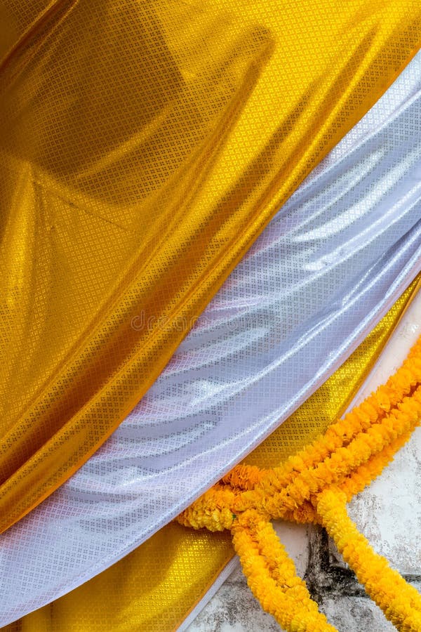 Giallo e bianco ha modellato la copertura di panno il Buddha immagine stock Giallo e bianco ha modellato la copertura di panno il Buddha immagine stock