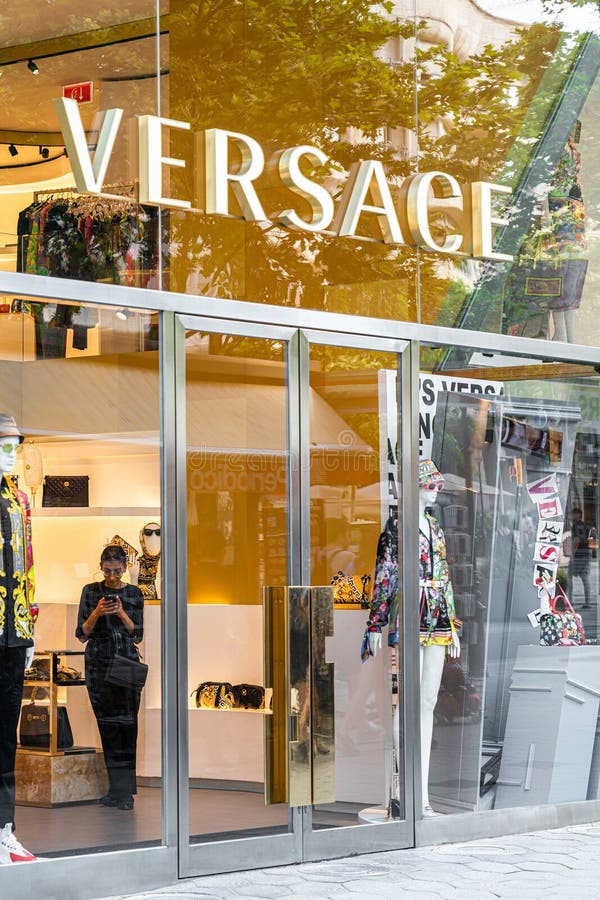 Ewell Toneelschrijver Spuug uit Gianni Versace, Usually Referred To As Versace, is an Italian Fashion  Company and Trade Name Editorial Photography - Image of modern, name:  173631672