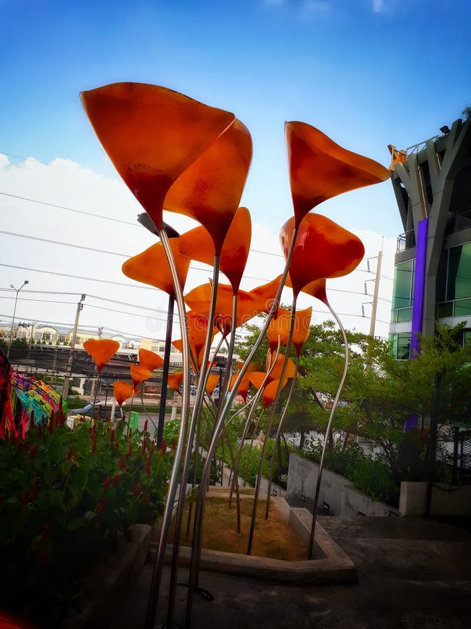 Giant flowers sculpture editorial stock photo. Image of giant 112334698