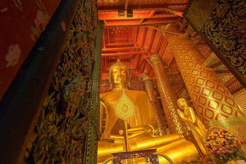 Giant golden Buddha in Wat Phanan Choeng Temple in Ayutthaya, Th stock photography Giant golden Buddha in Wat Phanan Choeng Temple in Ayutthaya, Th stock photography