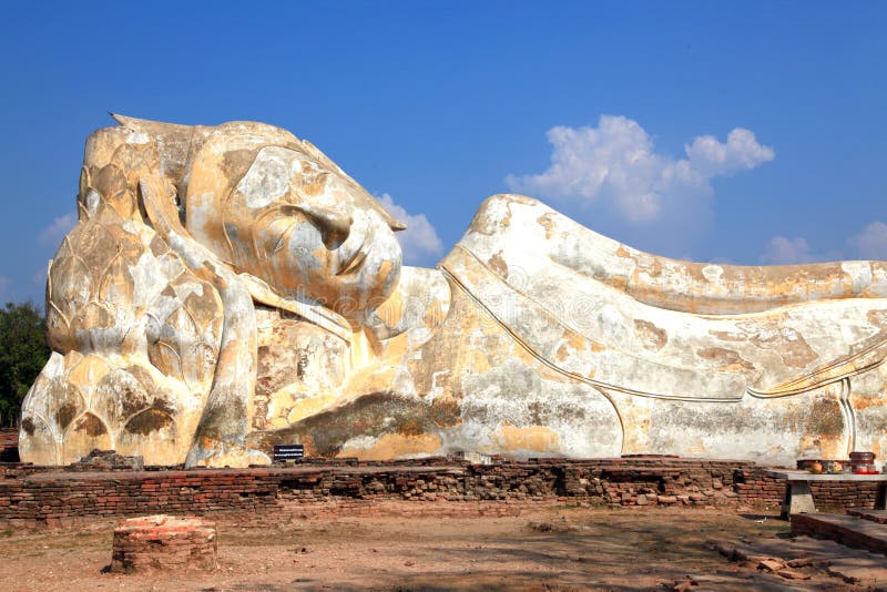 Giant reclining buddha statue