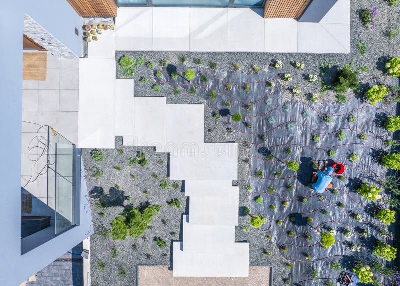 Giardinaggio e architettura paesaggistica in un moderno giardino domestico durante le ore diurne fotografie stock