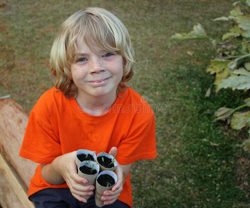 Giardinaggio sveglio del ragazzo immagini stock Giardinaggio sveglio del ragazzo immagini stock