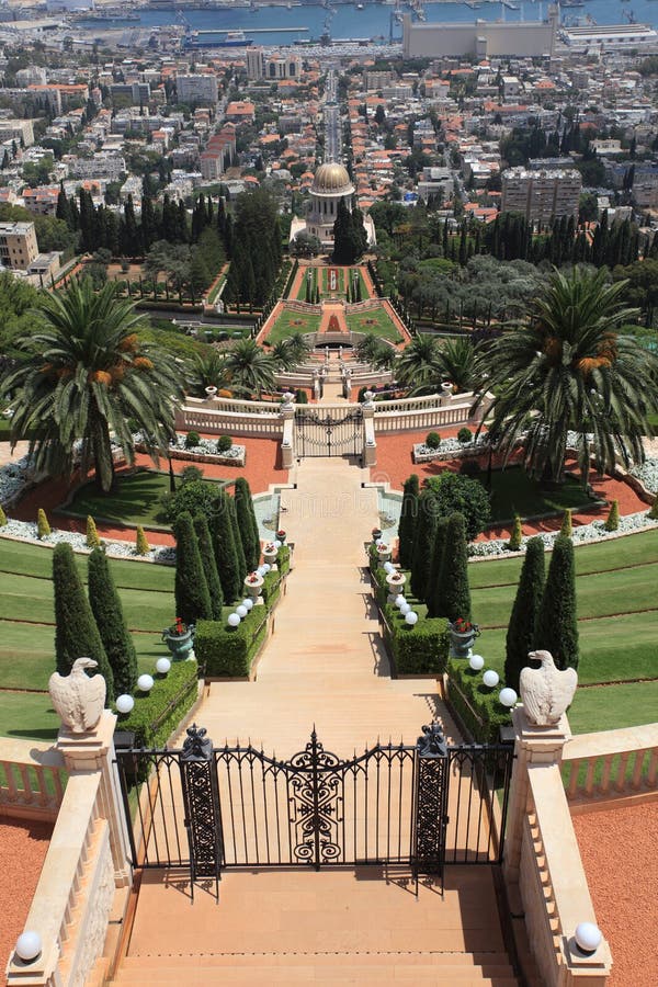 Giardini di Bahai, santuario del Bab e Haifa immagine stock
