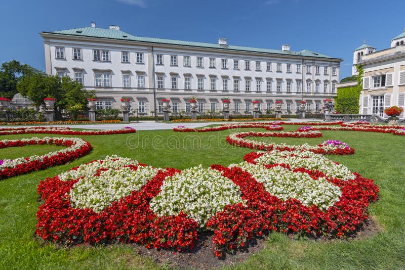 Giardini di Mirabell e palazzo di Mirabell, Salisburgo Austria fotografia stock Giardini di Mirabell e palazzo di Mirabell, Salisburgo Austria fotografia stock