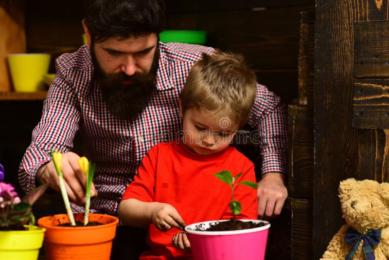 giardinieri felici con i fiori della molla Natura di amore del bambino del ragazzino e dell'uomo Padre e figlio Giorno di padri C immagine stock libera da diritti giardinieri felici con i fiori della molla Natura di amore del bambino del ragazzino e dell'uomo Padre e figlio Giorno di padri C immagine stock libera da diritti