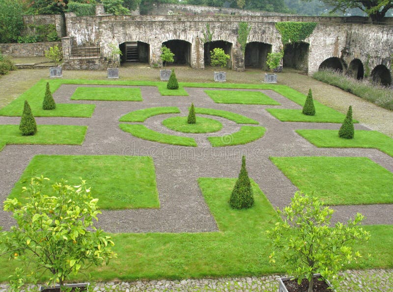 Giardino a Aberglasney, Galles Regno Unito del convento fotografie stock libere da diritti Giardino a Aberglasney, Galles Regno Unito del convento fotografie stock libere da diritti