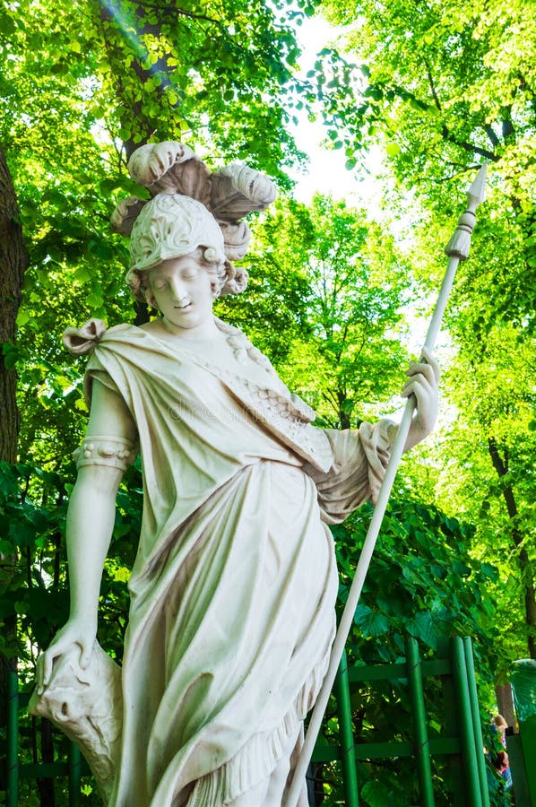 Giardino di estate, St Petersburg, Russia La dea Minerva, vestito in armatura e nel riposo su una lancia fotografia stock libera da diritti Giardino di estate, St Petersburg, Russia La dea Minerva, vestito in armatura e nel riposo su una lancia fotografia stock libera da diritti