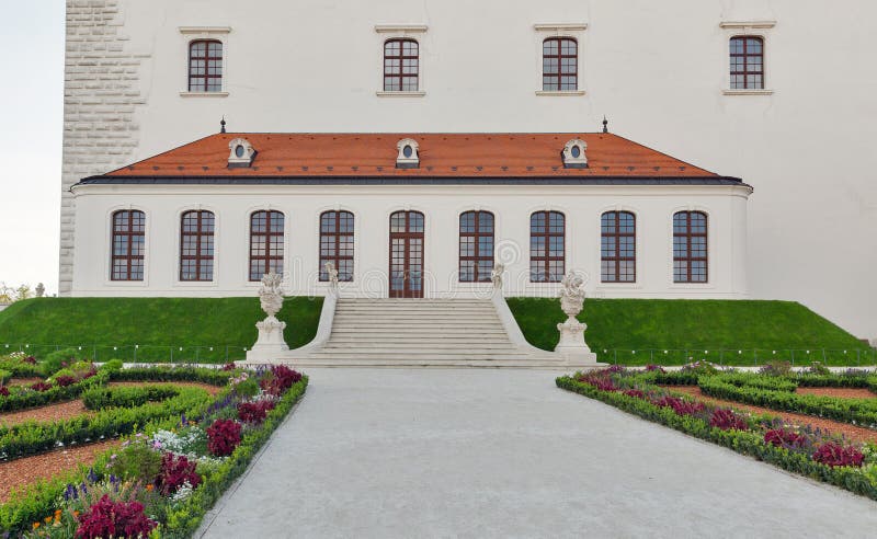 Giardino floreale in castello Bratislava, Slovacchia fotografia stock libera da diritti Giardino floreale in castello Bratislava, Slovacchia fotografia stock libera da diritti
