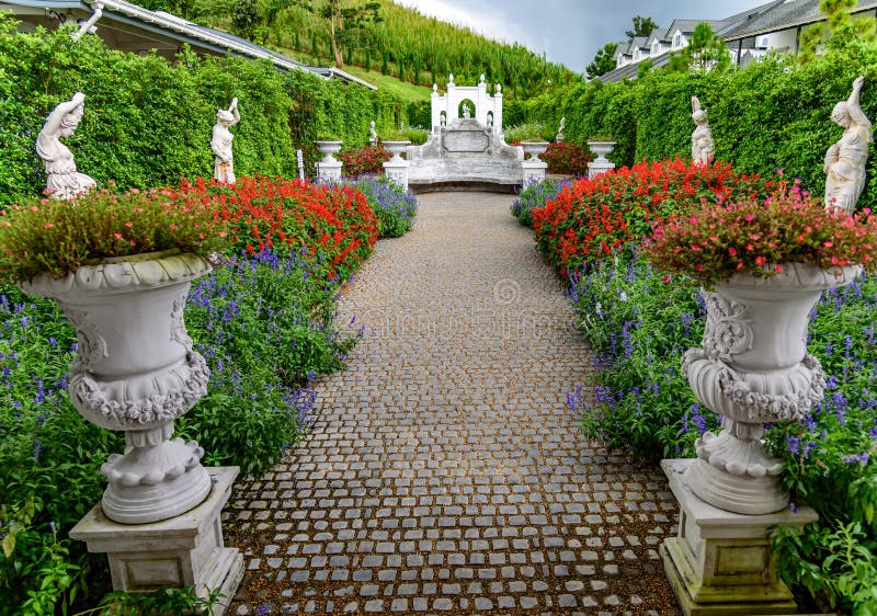Giardino floreale ed arte romana sulla collina di Khao Kho immagini stock libere da diritti Giardino floreale ed arte romana sulla collina di Khao Kho immagini stock libere da diritti