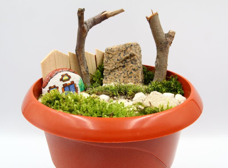 Giardino zen in pentola. Miniatura in vaso con giardino zen con legno di pietre e muschio piccolo giardino di fiata in vaso immagini stock