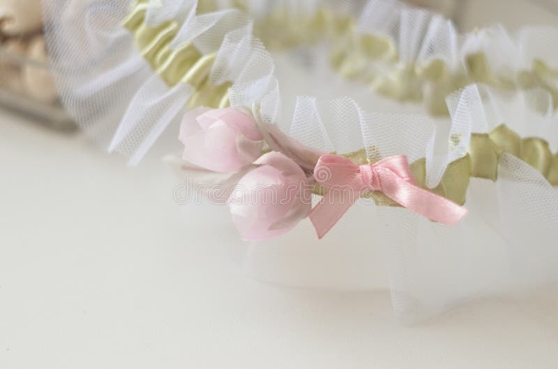 Giarrettiere con fiori di seta Giornata delle cerimonie di matrimonio e amore fotografie stock Giarrettiere con fiori di seta Giornata delle cerimonie di matrimonio e amore fotografie stock