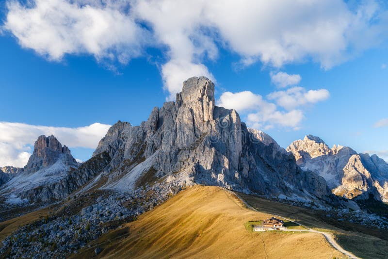 Giau pass san vito di cadore провинция беллуно итали. доломит исали. вид гор и высоких скал стоковые изображения rf